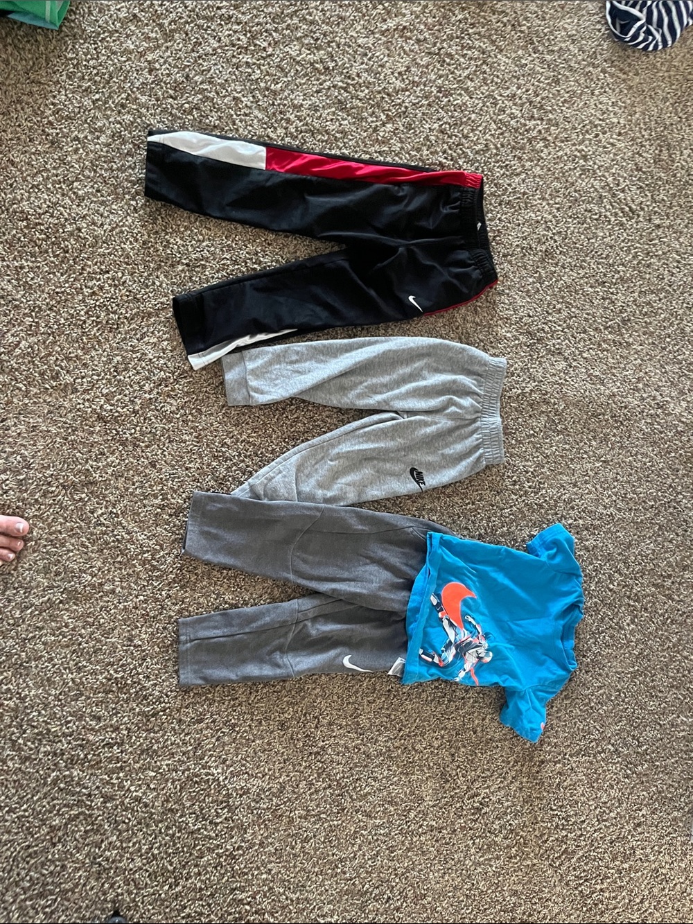 Nike Kids 3-Pack Joggers in Black, Light Gray, and Dark Gray and Nike shirt 4t